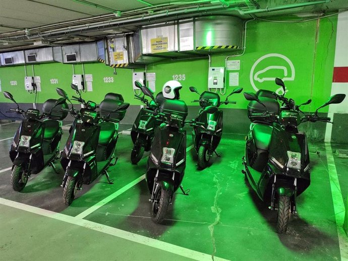 Motos eléctricas incorporadas a la red de aparcamientos municipales de Palma.
