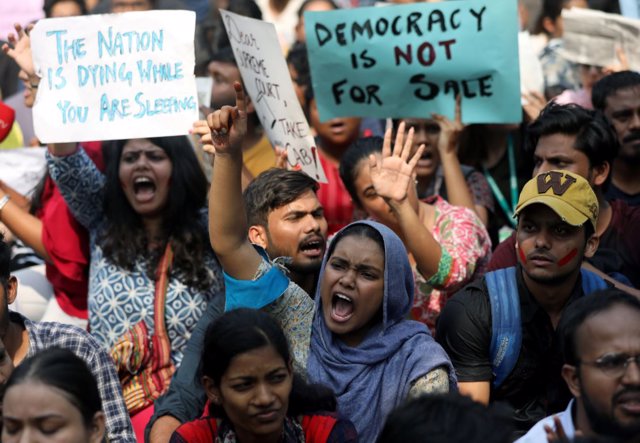 Resultado de imagen para Muertos y Heridos en protestas en la India por la nueva ley