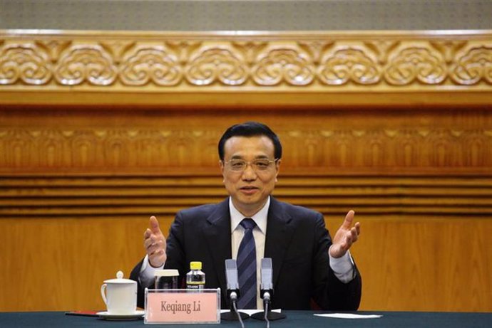 El primer ministro de China, Li Keqiang habla durante un foro con líderes de negocios en el Gran Salón del Pueblo de Pekín. 
