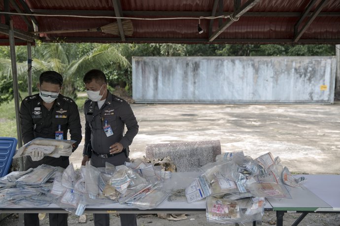 Policías trabajando en la identificación de víctimas del tsunami de 2004 en una comisaría del sur de Tailandia
