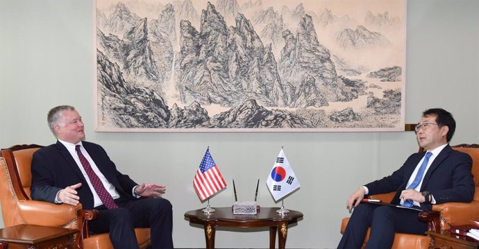 L'enviat dels Estats Units para Corea del Nord, Stephen Biegun, i el seu homleg sud-core, Llig Do Hoon.