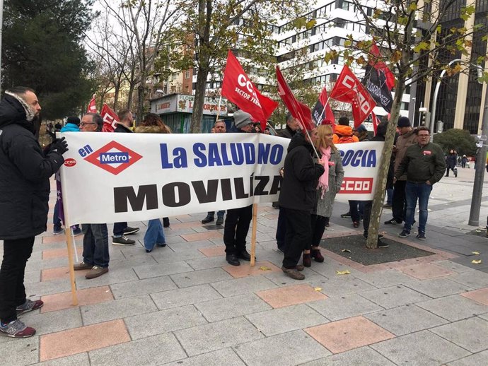 Concentración de trabajadores de Metro de Madrid a las puertas de los juzgados de Plaza de Castilla