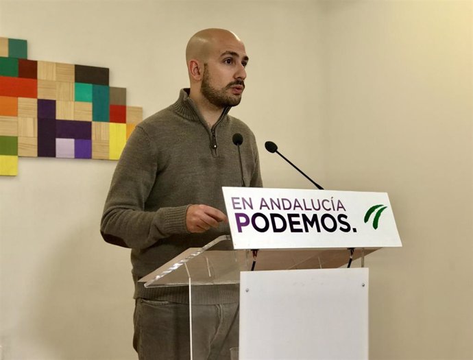 El responsable de la Secretaría Política y de Comunicación de Podemos Andalucía, Pablo Ganfornina, en rueda de prensa.
