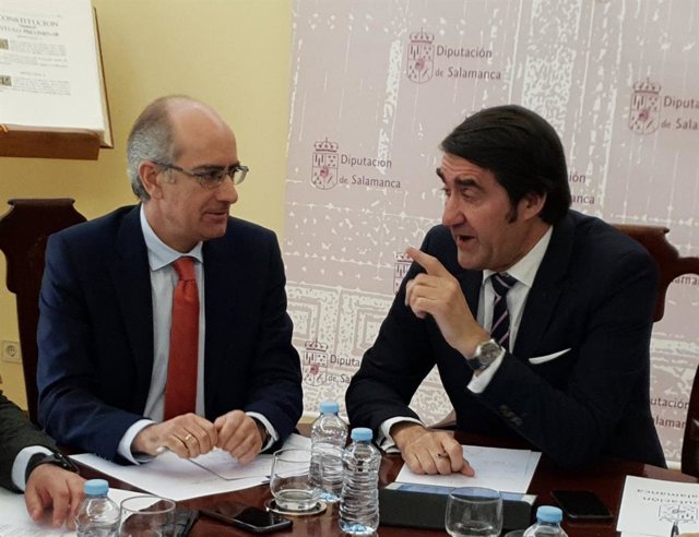 Suárez-Quiñones (d) junto al presidente de la Diputación de Salamanca, Javier Iglesias.