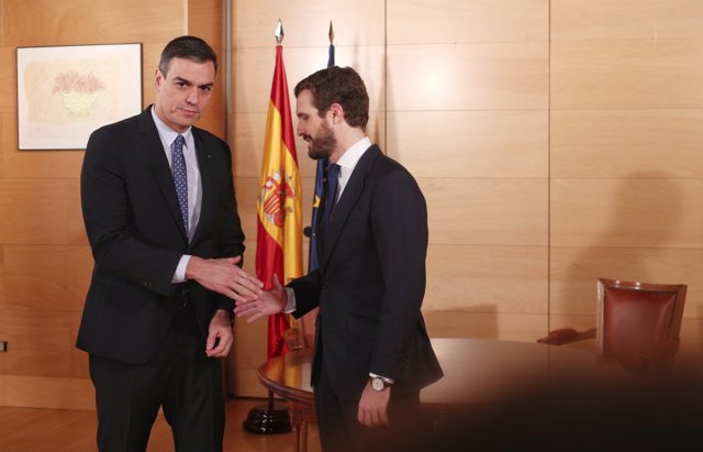 El presidente del Gobiero en funciones, Pedro Sánchez (izq) y el presidente del PP, Pablo Casado (dech), se saludan momentos antes de su reunión en el Congreso de los Diputados, en Madrid (España),a 16 de diciembre de 2019.