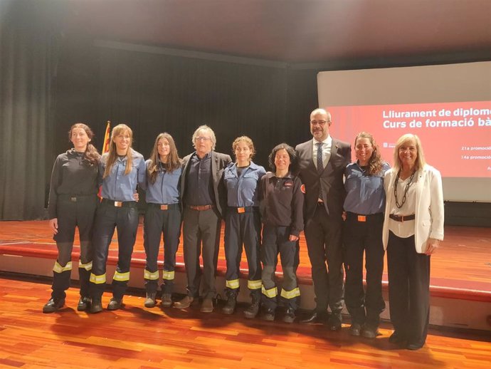 El director general de Bombers, Manel Pardo; el conseller de Interior, Miquel Buch, y la directora del ISPC, Montserrat Royes, se fotografían con las seis bomberas graduadas del curso 2019.