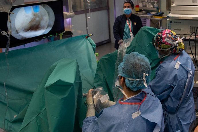 Urólogos del Hospital Clínic operan por endoscopia con una nueva técnica que transforma el 2D en 3D