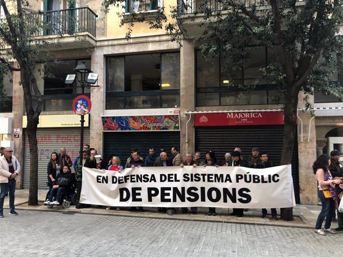 Varias personas se concentran en el Parlament balear en defensa del sistema público de pensiones.