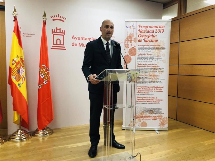 El concejal de Empleo, Promoción Económica y Turismo, Pedro García Rex, presenta la programación de Navidad del servicio de Turismo