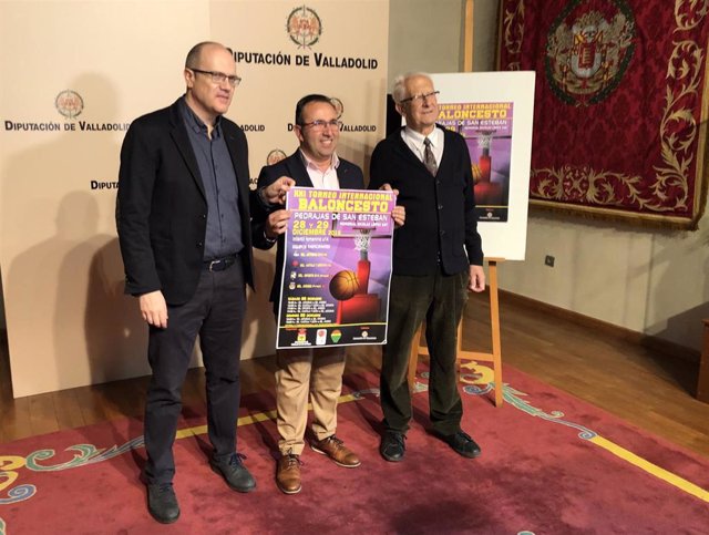 En el centro, el alcalde de Pedrajas, Alfonso Romo, presenta el XXI Torneo Internacional de Baloncesto.