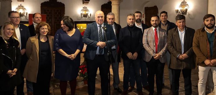 El presidente de la Diputación de Córdoba, Antonio Ruiz (centro), felicita la Navidad a los medios de comunicación en el desayuno celebrado con motivo de las fiestas
