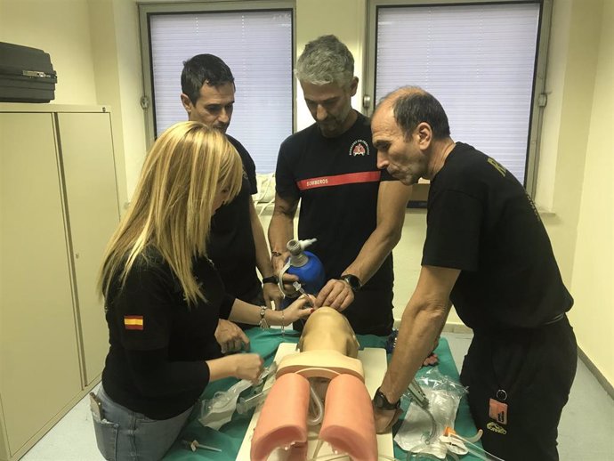 Voluntarios de Bomberos sin Fronteras se forman en manejo de material sanitario con profesionales del Hospital Regional de Málaga