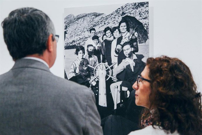 El presidente de la Diputación, Francisco Salado, junto a la hija de Manuel Vázquez, que recoge la vida en torno al Caminito del Rey en el siglo pasado.