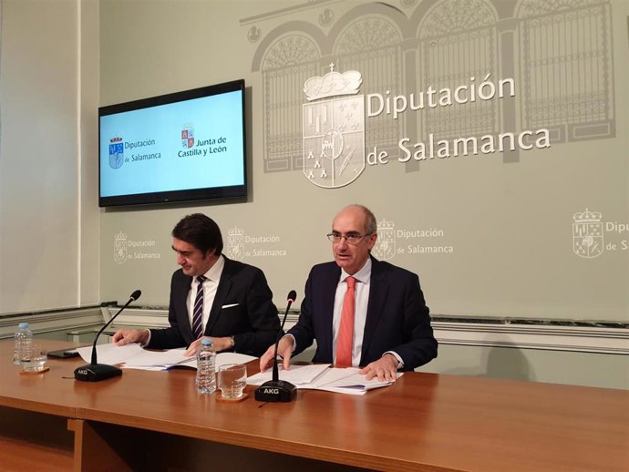 Suárez-Quiñones (i) junto al presidente de la Diputación de Salamanca, Javier Iglesias (d).