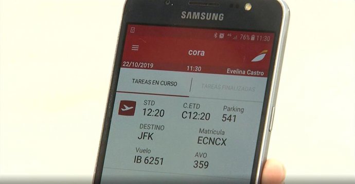 Personal de Iberia utiliza un dispositivo de Samsung