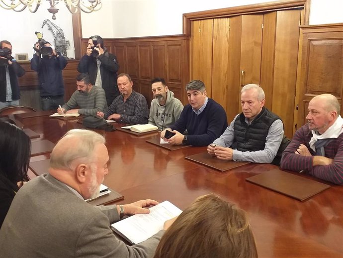 Reunión del comité de empresa de Vulcano y representantes sindicales con el presidente del Puerto de Vigo, Enrique López Veiga.