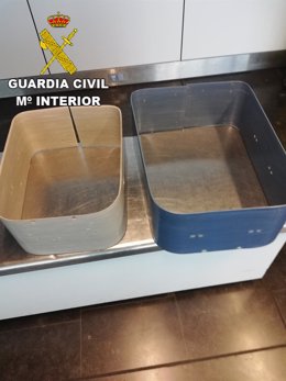 Doble fondo de la maleta incautada por la Guardia Civil