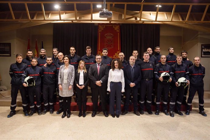 El consejero Remírez juntoa  los 17 nuevos bomberos