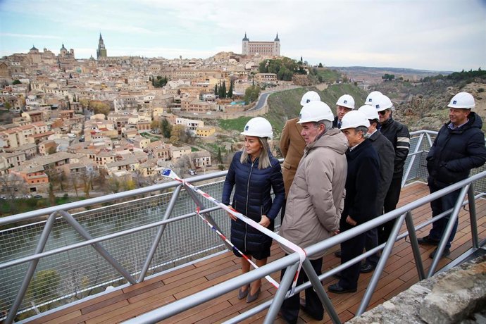La alcaldesa, Milagros Tolón, en la nueva rampa de la Ermita del Valle.
