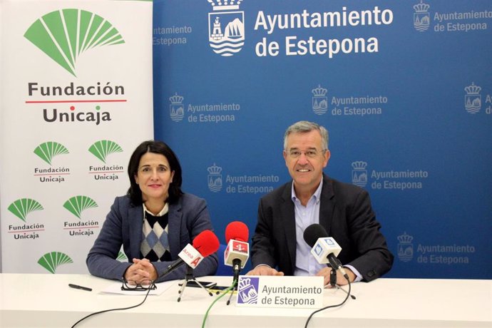 Emilia Garrido, de la Fundación Unicjaa; y el alcalde de Estepona, José María García Urbano, presentan bases del II Concurso de Murales