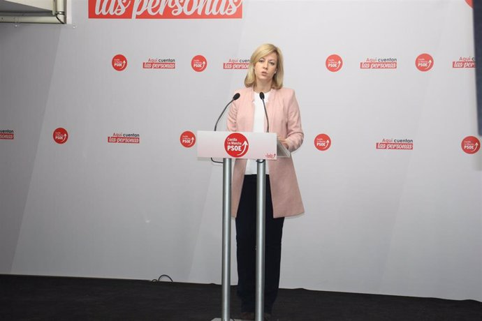 La portavoz del Grupo Parlamentario Socialista, Ana Isabel Abengózar, en rueda de prensa.