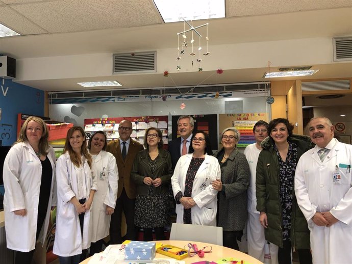 La consejera de Sanidad, Pilar Ventura, y el consejero de Educación, Cultura y Deporte, Felipe Faci, en la visita al  Hospital Infantil de Zaragoza.