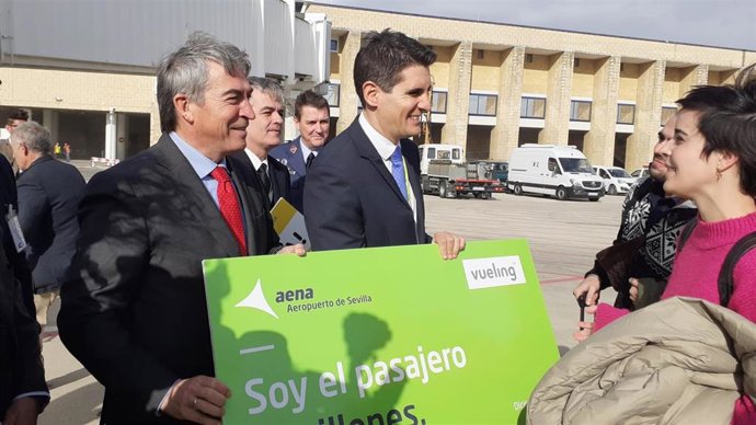 El aeropuerto de Sevilla celebra la llegada de su 'pasajero siete millones'