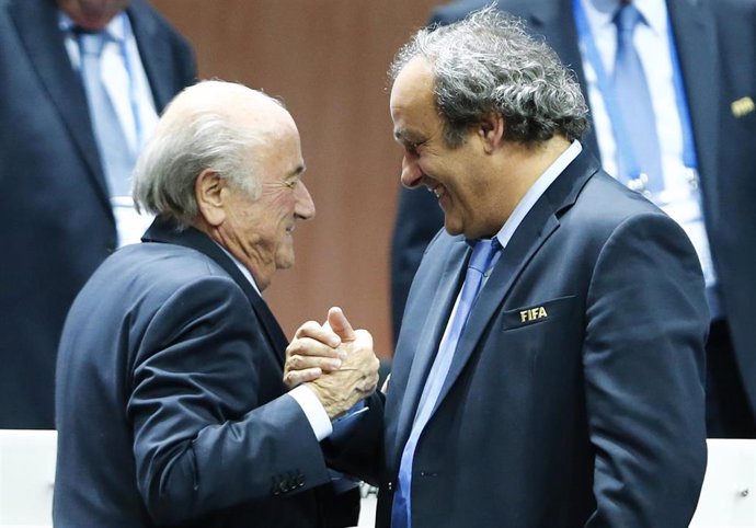 Joseph Blatter saluda a Michel Platini
