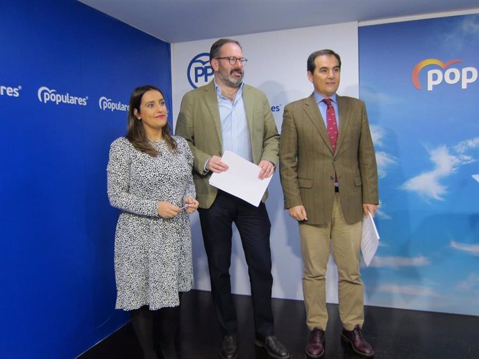 José Antonio Nieto (dcha.), junto a Adolfo Molina y Beatriz Jurado en la sede del PP de Córdoba.