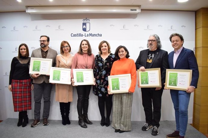 La consejera de Economía, Empresas y Empleo, Patricia Franco, recibe a los ganadores de los Premios Periodísticos.