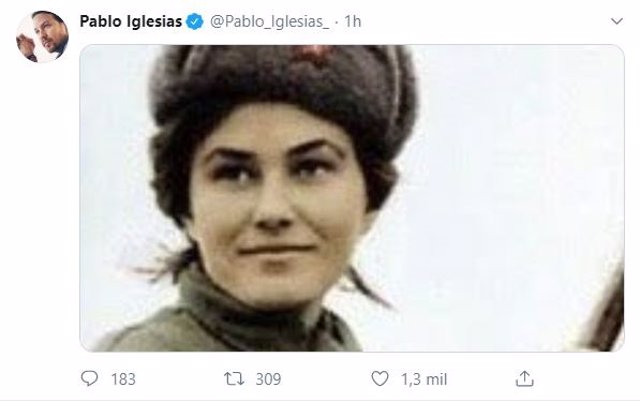 Tuit del secretario general de Podemos, Pablo Iglesias, compartiendo una foto de Liudmila Pavlichenko, una francotiradora rusa que luchó en la Segunda Guerra Mundial