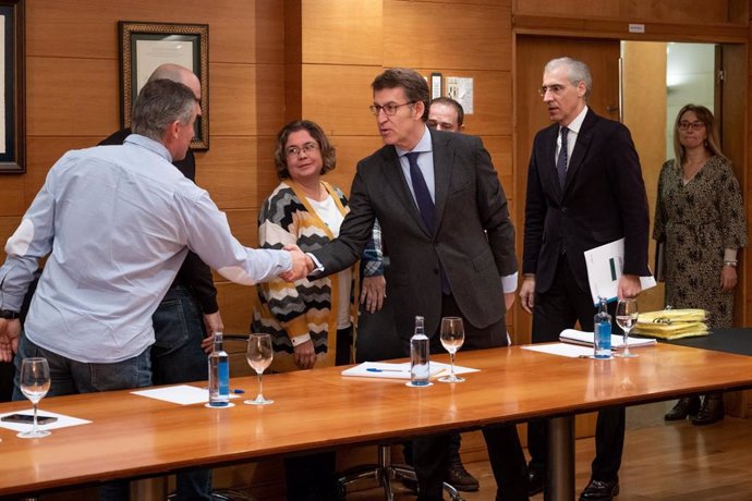 El presidente de la Xunta, Alberto Núñez Feijóo, y el conselleiro de Economía, Emprego e Industria, Francisco Conde, se reúne con el comité de Alcoa San Cibrao.