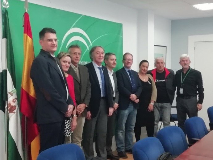 Imagen de la firma del convenio del Hospital Virgen de las Nieves y la asociación Athej