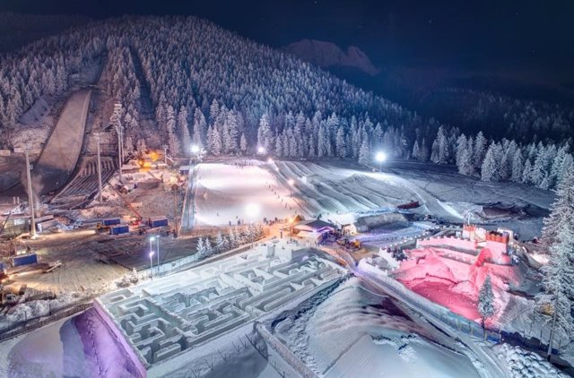 El laberinto de nieve más grande del mundo equivalente a 10 pistas de tenis juntas