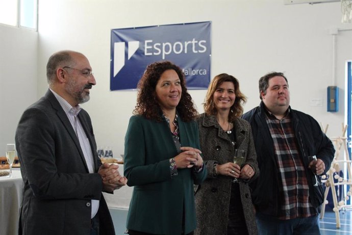La presidenta del Consell de Mallorca, Catalina Cladera, y el conseller de Turismo y Deportes, Andreu Serra, han recibido este lunes, en el Polideportivo Sant Ferran, a los representantes de las 34 federaciones deportivas de Mallorca.