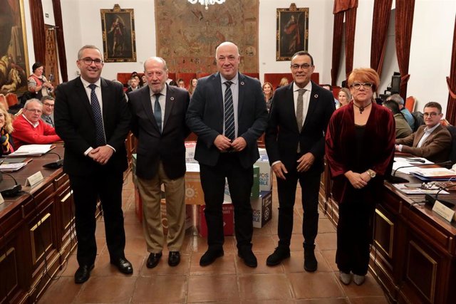 El presidente de la FAMP, Fernando Rodríguez Villalobos (segundo por la izda.), en la reunión de la Ejecutiva y el Consejo Municipalista Andaluz