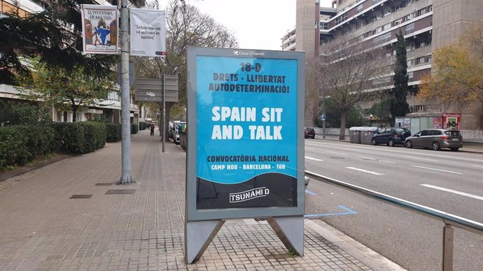 Cartel publicitario de Tsunami Democrtic en Barcelona.