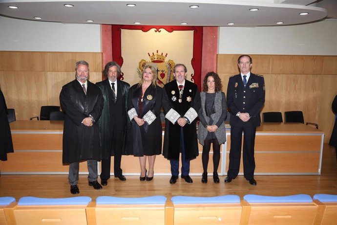El Colegio de Abogados de Málaga entrega la Medalla de Honor a tres letrados, a la fiscal Flor de Torres y a la Comisaría Provincial