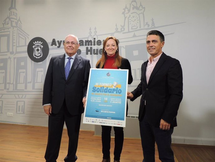 El Palacio de los Deportes 'Carolina Marín' acoge el III Torneo Solidario 'Un juguete por el bádminton'.
