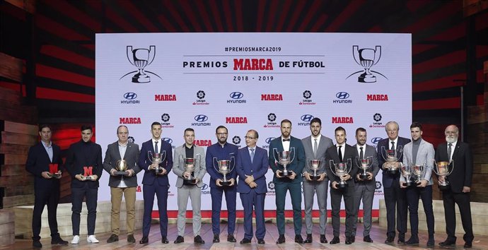 Foto de familia de los premiados por el diario Marca por la temporada 2018-19