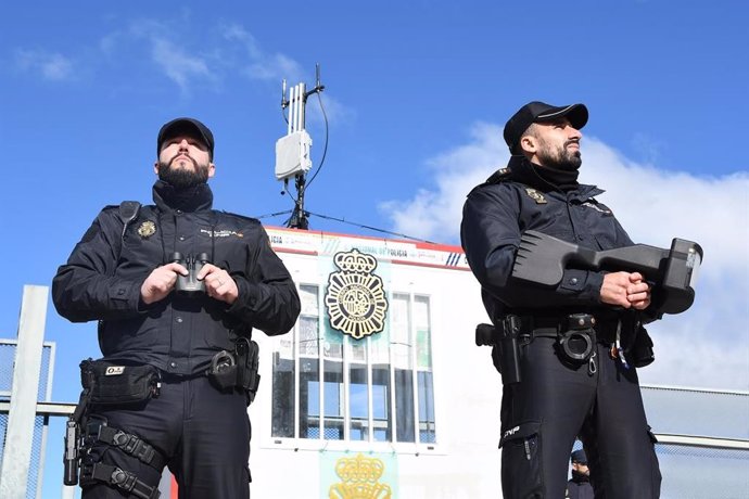 Agentes de la Policía detectan un vuelo prohibido dentro del plan antidron durante la Cumbre del Clima en Madrid