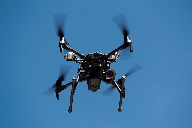 Uno de los drones que se están utilizando en las inmediaciones de Cercedilla para la búsqueda de la exesquiadora Blanca Fernández Ochoa, desaparecida en la sierra de Madrid el pasado 23 de agosto.