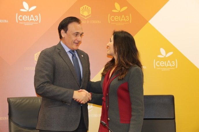 El rector de la UCO, José Carlos Gómez Villamandos, y la presidenta de la 'Asociación Córdobaactiva', Pilar Cielos