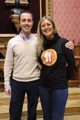 El portavoz 'popular' en el Consell de Mallorca, Lloren Galmés, con la consellera insular Rakel Sánchez.