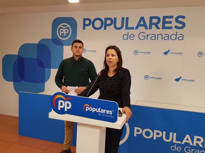 Los parlamentarios andaluces del PP Rafael Caracuel y Ana Vanessa García