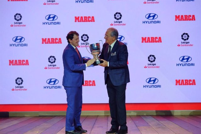 Fernández Mañueco (izda) en el momento de hacer entrega a Jorge D'Alessandro del Trofeo Zamora, durante el acto de los Premios de Fútbol de Marca 2018-2019.