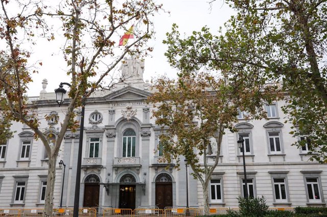 Fachada del edificio del Tribunal Supremo con la bandera española en lo alto, en Madrid a 29 de noviembre de 2019.