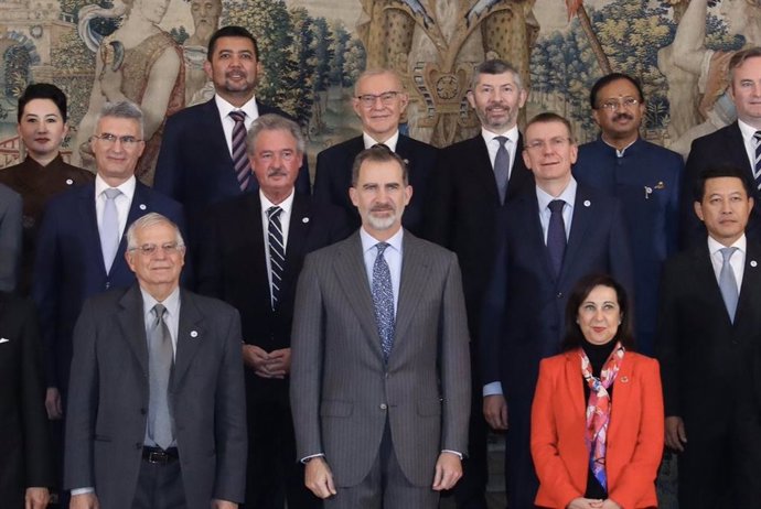 El rei Felip VI (primera fila 2i); l'Alt Representant d'Afers exteriors i Seguretat de la UE, Josep Borrell (primera fila 1i), i la ministra de Defensa i Afers exteriors en funcions, Margarita Robles (primera fila 1d), posen al costat d'altres