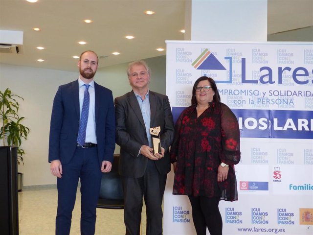 Josep París, director de desarrollo corporativo de Mémora (centro) y Julia Rico, presidenta de Lares Comunidad Valenciana (derecha) en los XI Premios Lares, uno de los cuales ha recaído en Fundación Mémora, en Alicante el 13 de diciembre de 2019