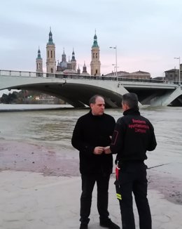 El concejal delegado de bomberos del Ayuntamiento de Zaragoza delante de la crecida del Ebro
